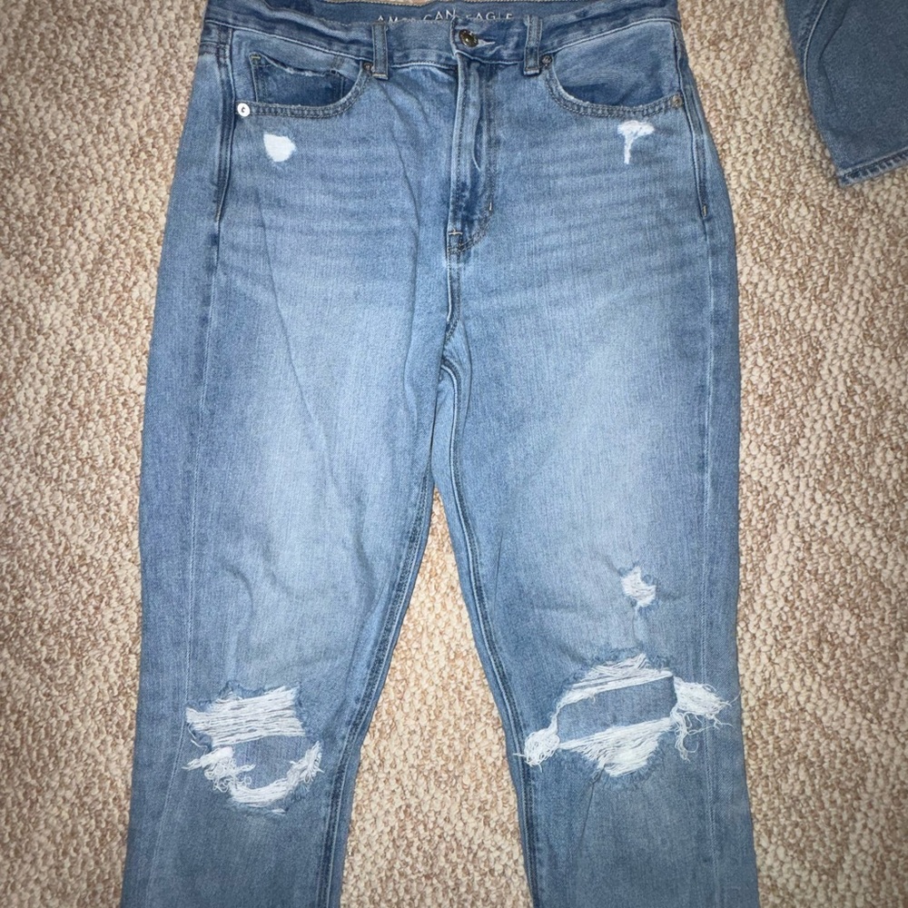 American Eagle Ripped Knees Mom Jeans *longs*